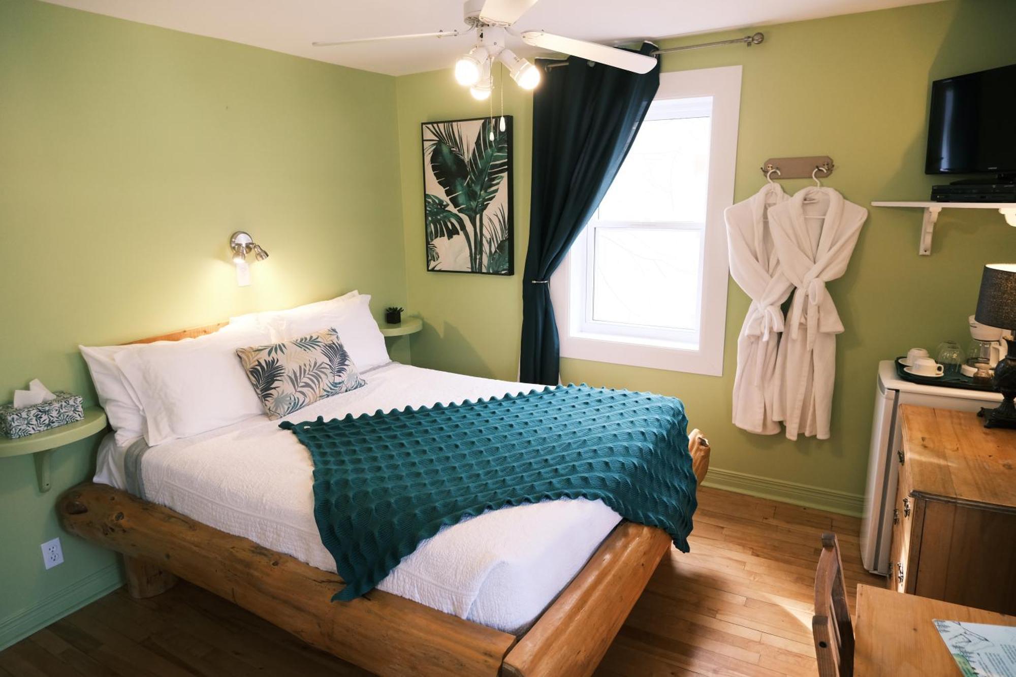 Les Pinsons Des Rives Bed & Breakfast Ла Мале Екстериор снимка